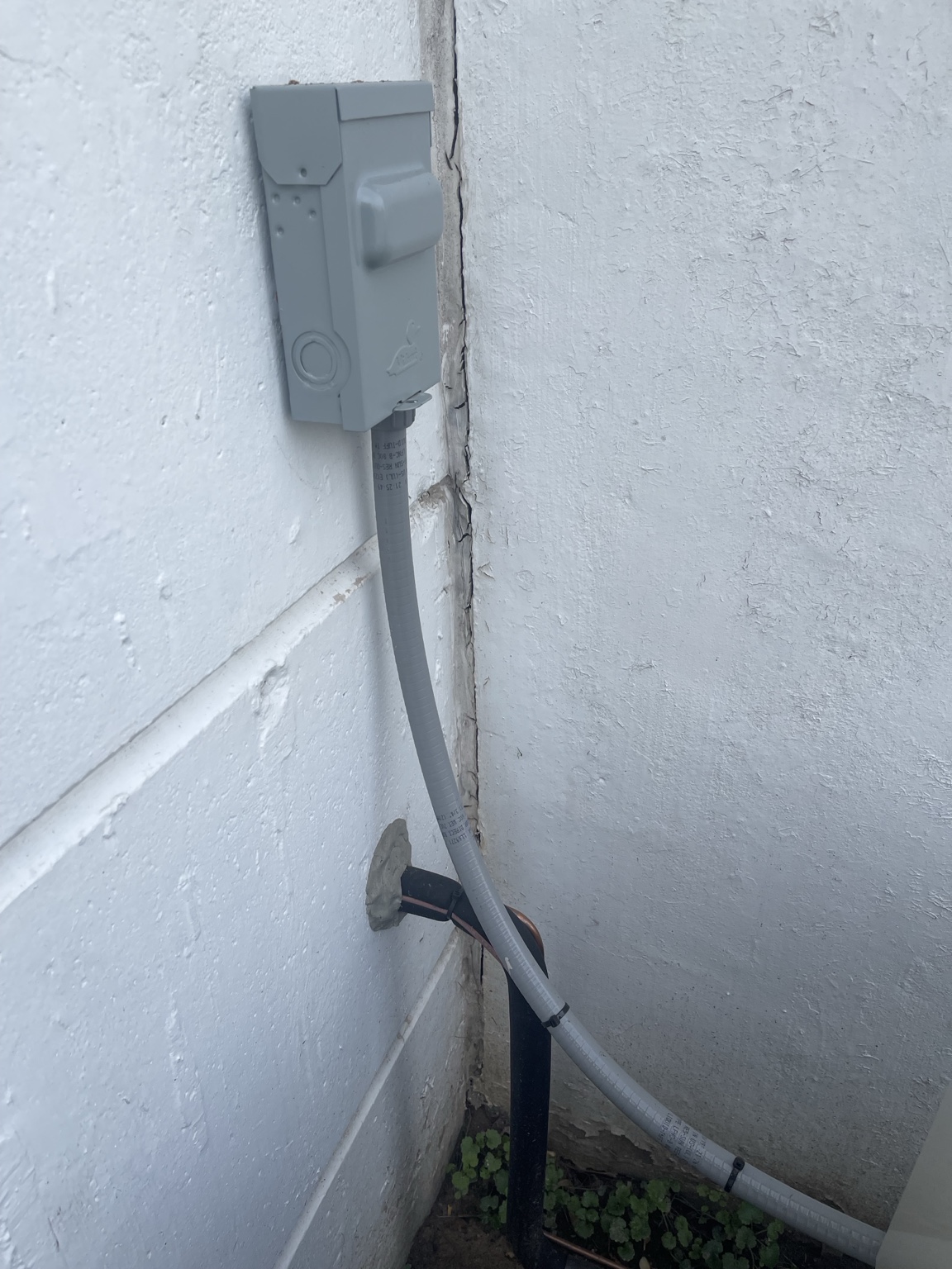 Outdoor disconnect and line set detail